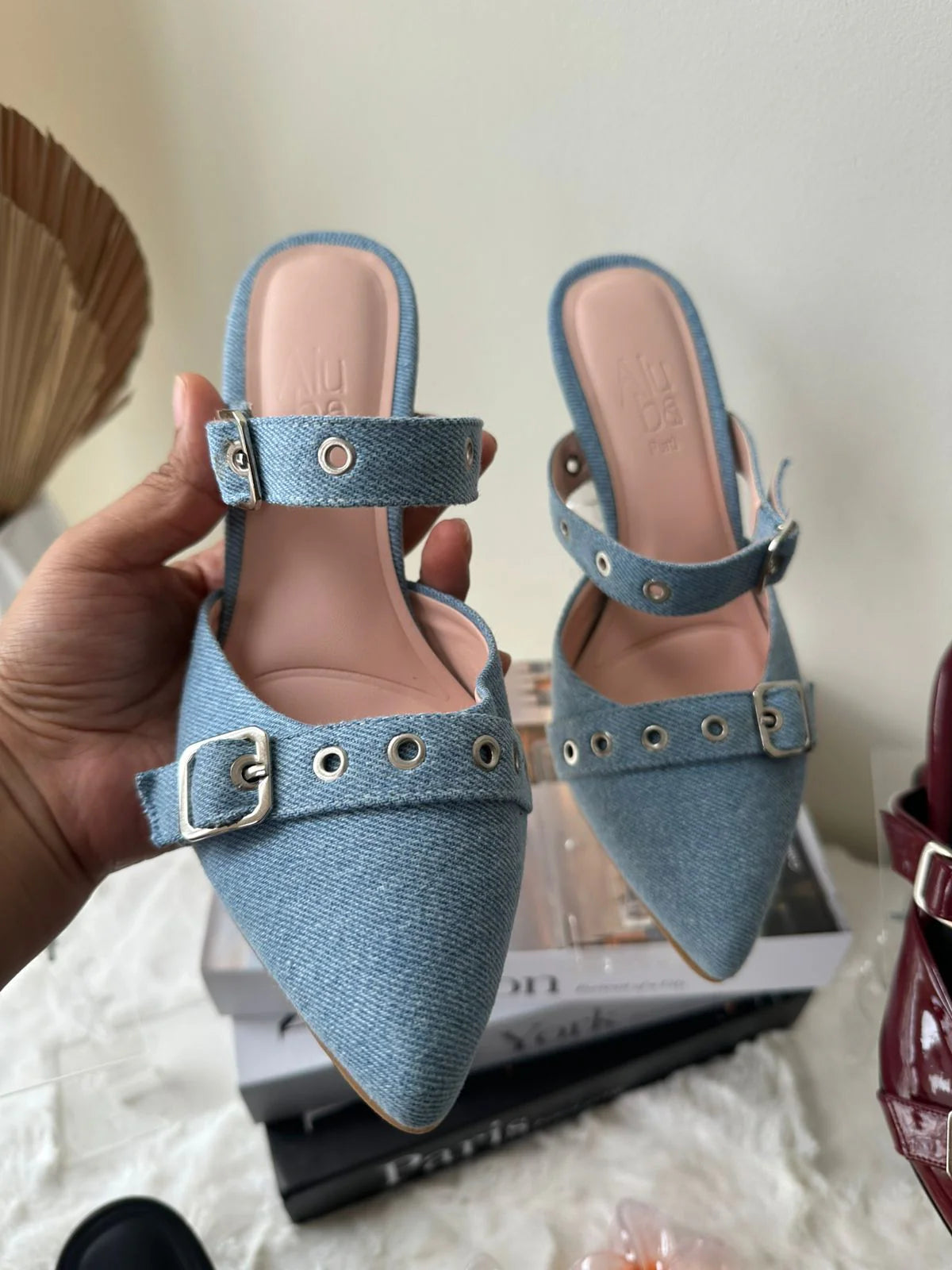 Tacones Denim con Tachas y Hebillas