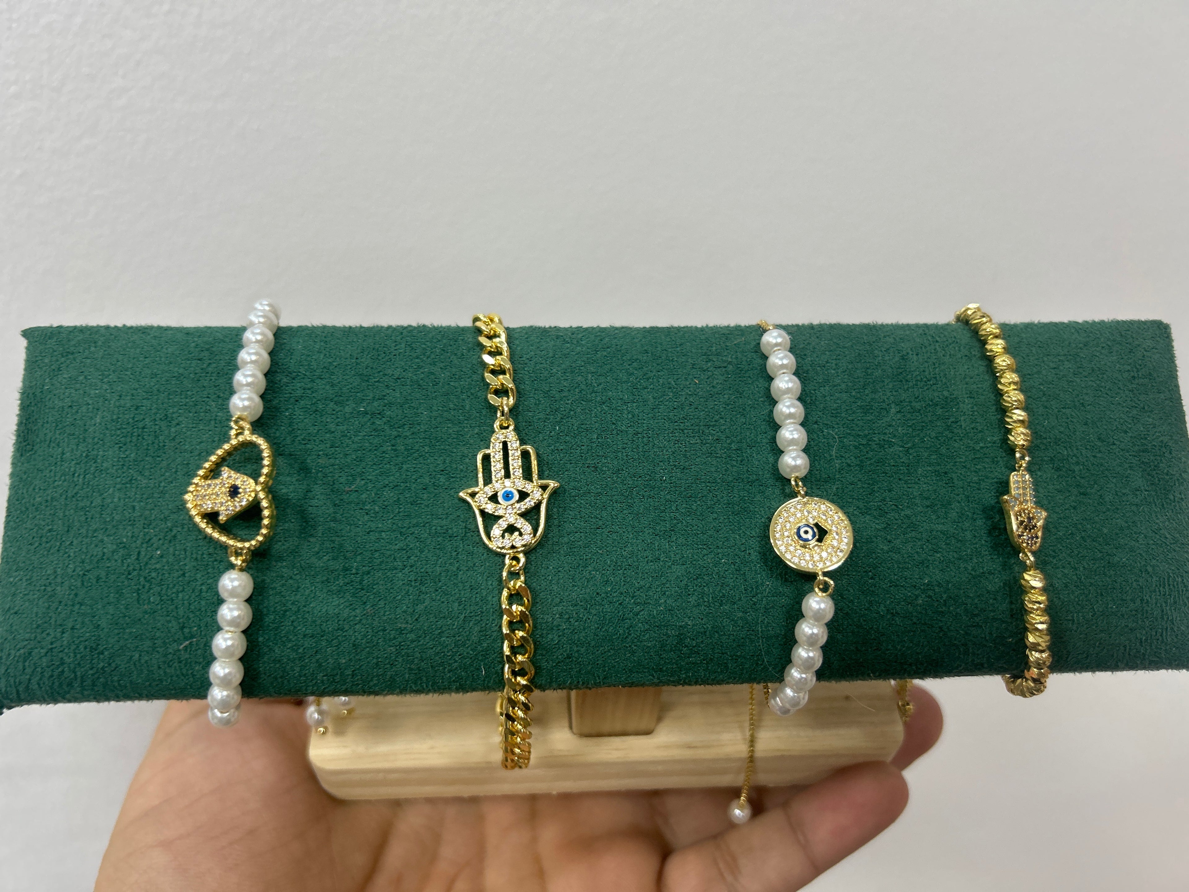 Pulseras Doradas de Protección – Colección Mística