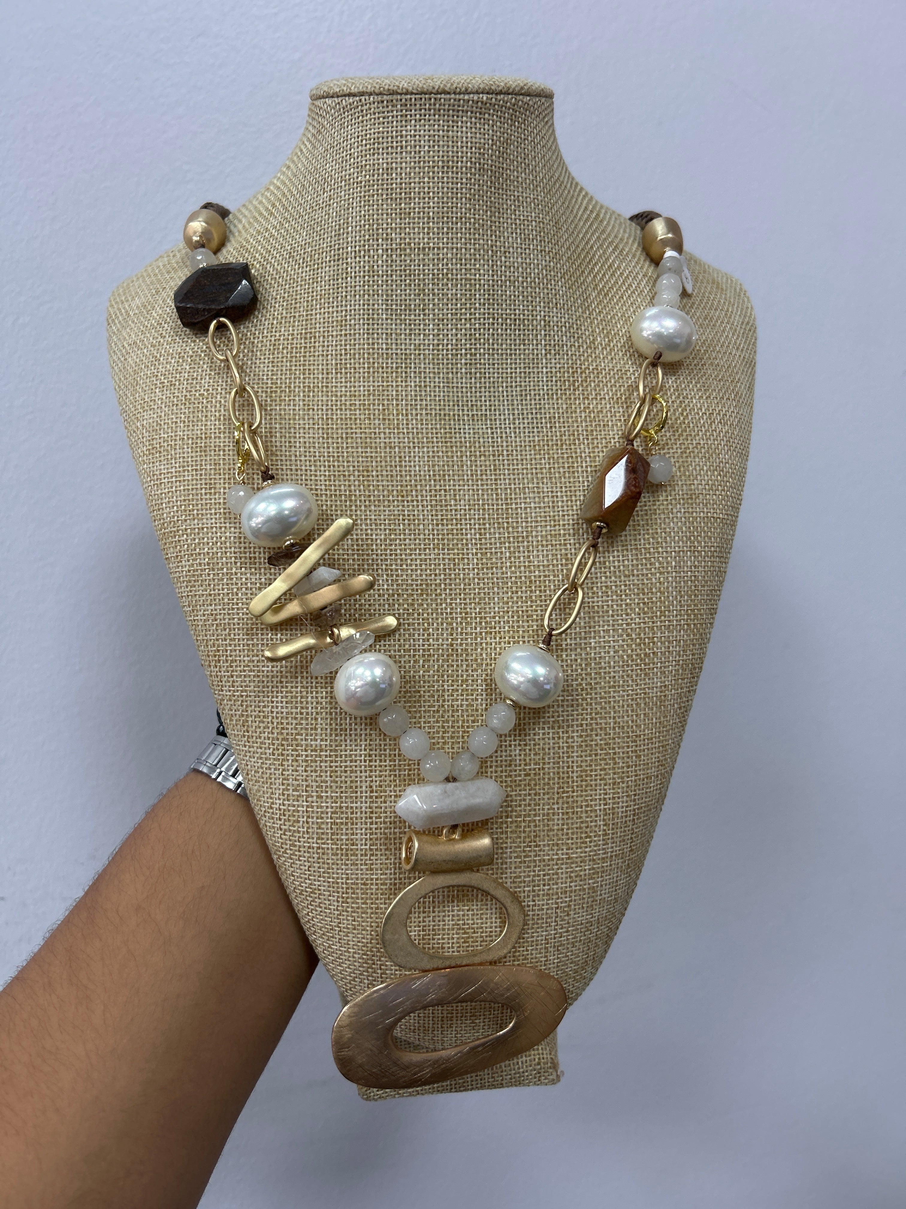 Collar “Esencia Dorada” – Perlas y Piedras Naturales
