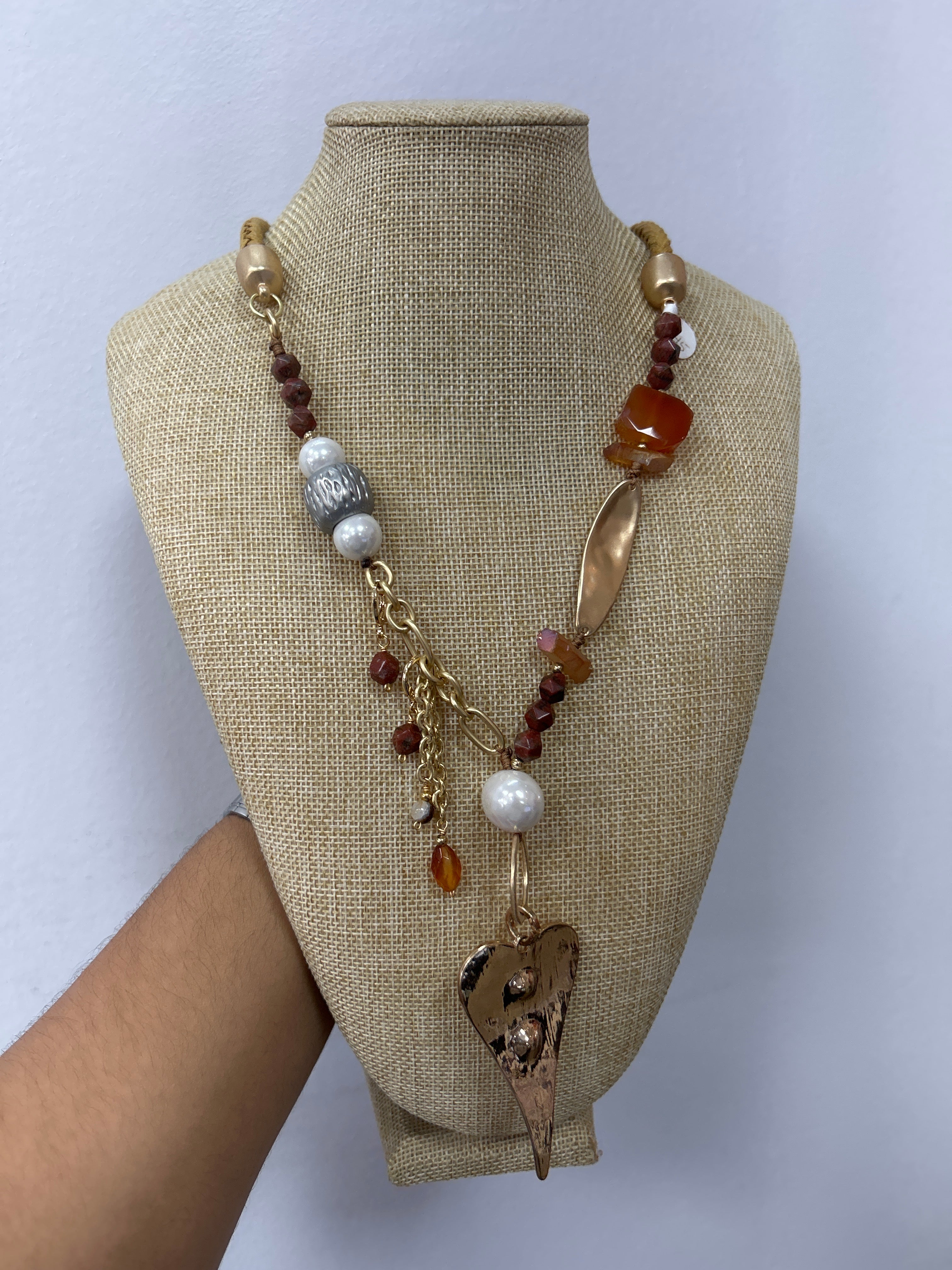 Collar “Corazón de Fuego” – Perlas y Piedras Naturales