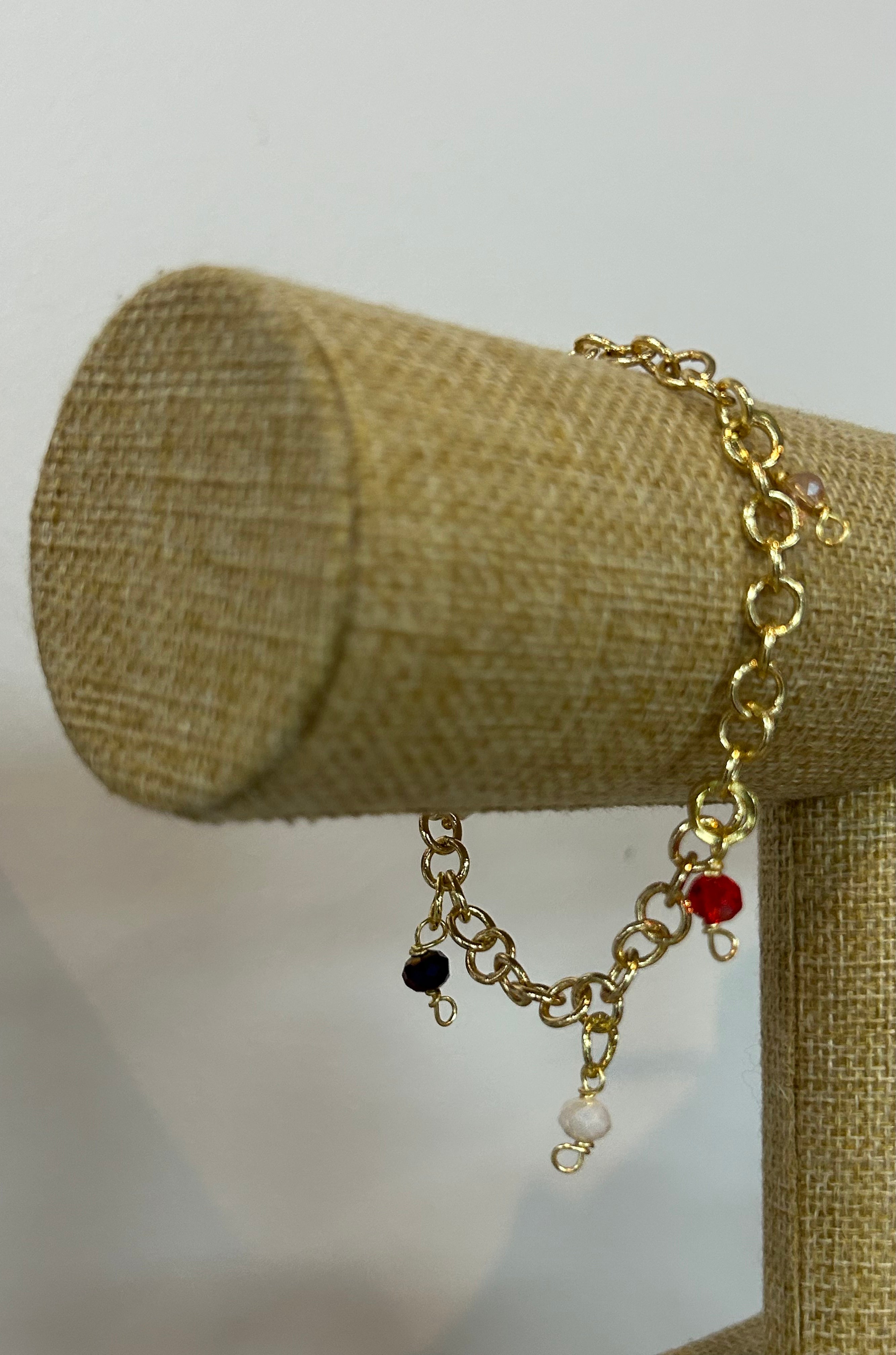 Pulsera Dorada con Dijes de Cristal – Gineth