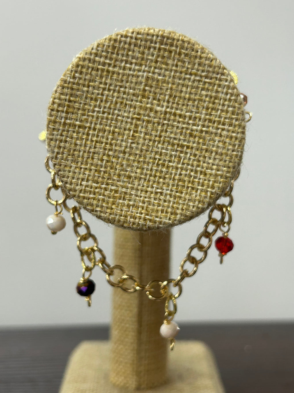 Pulsera Dorada con Dijes de Cristal – Gineth