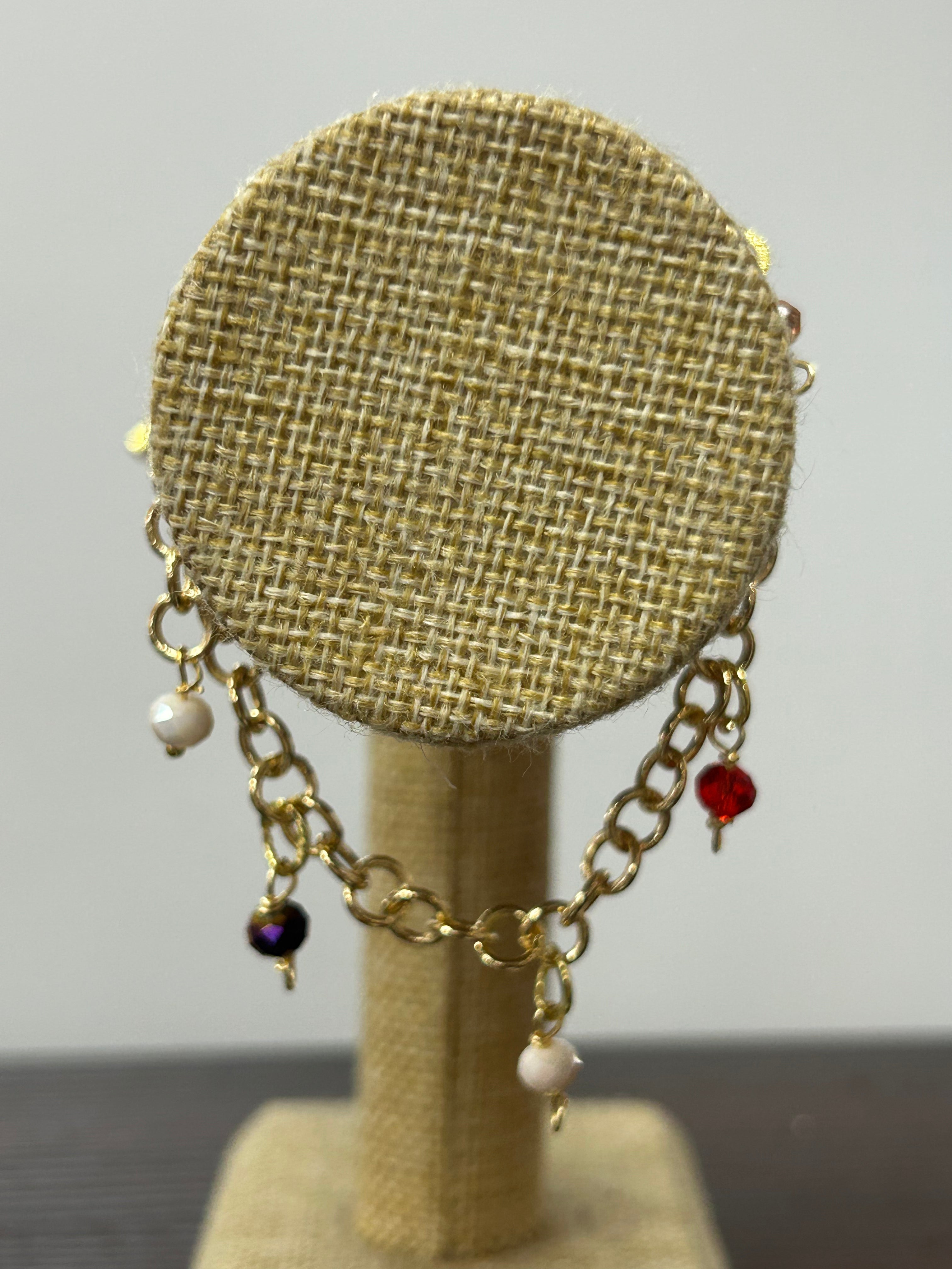 Pulsera Dorada con Dijes de Cristal – Gineth