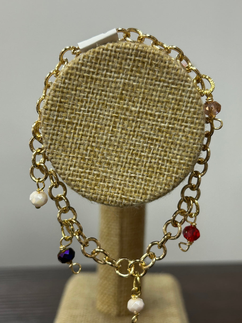 Pulsera Dorada con Dijes de Cristal – Gineth