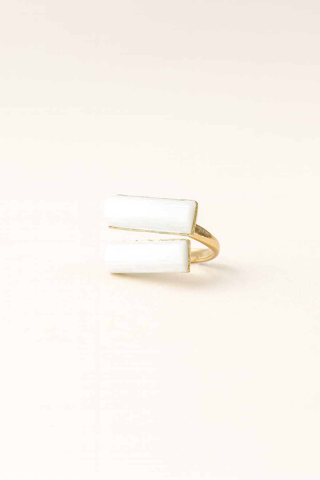 Anillo Dorado con Selenita Blanca