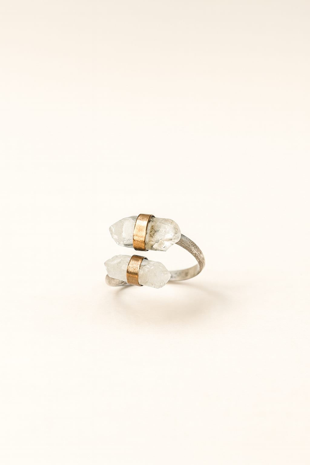 Anillo Plateado con Cuarzo Cristal