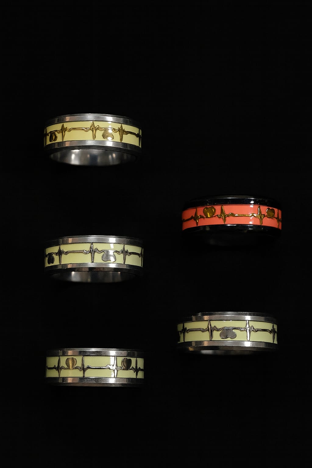 Anillo Luminoso de Acero Inoxidable con Diseño de Corazones